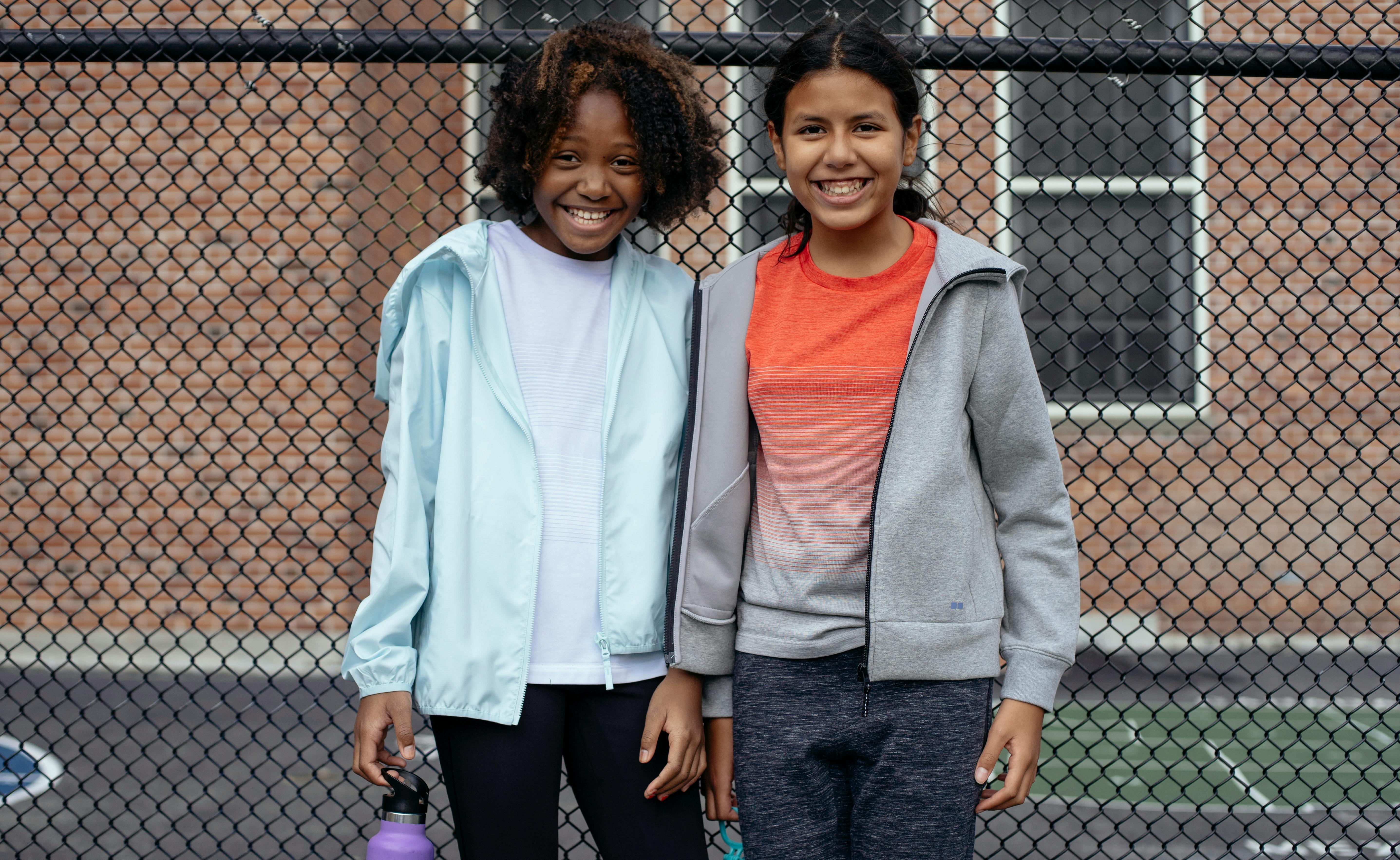 旅行团队在机场检票的图片